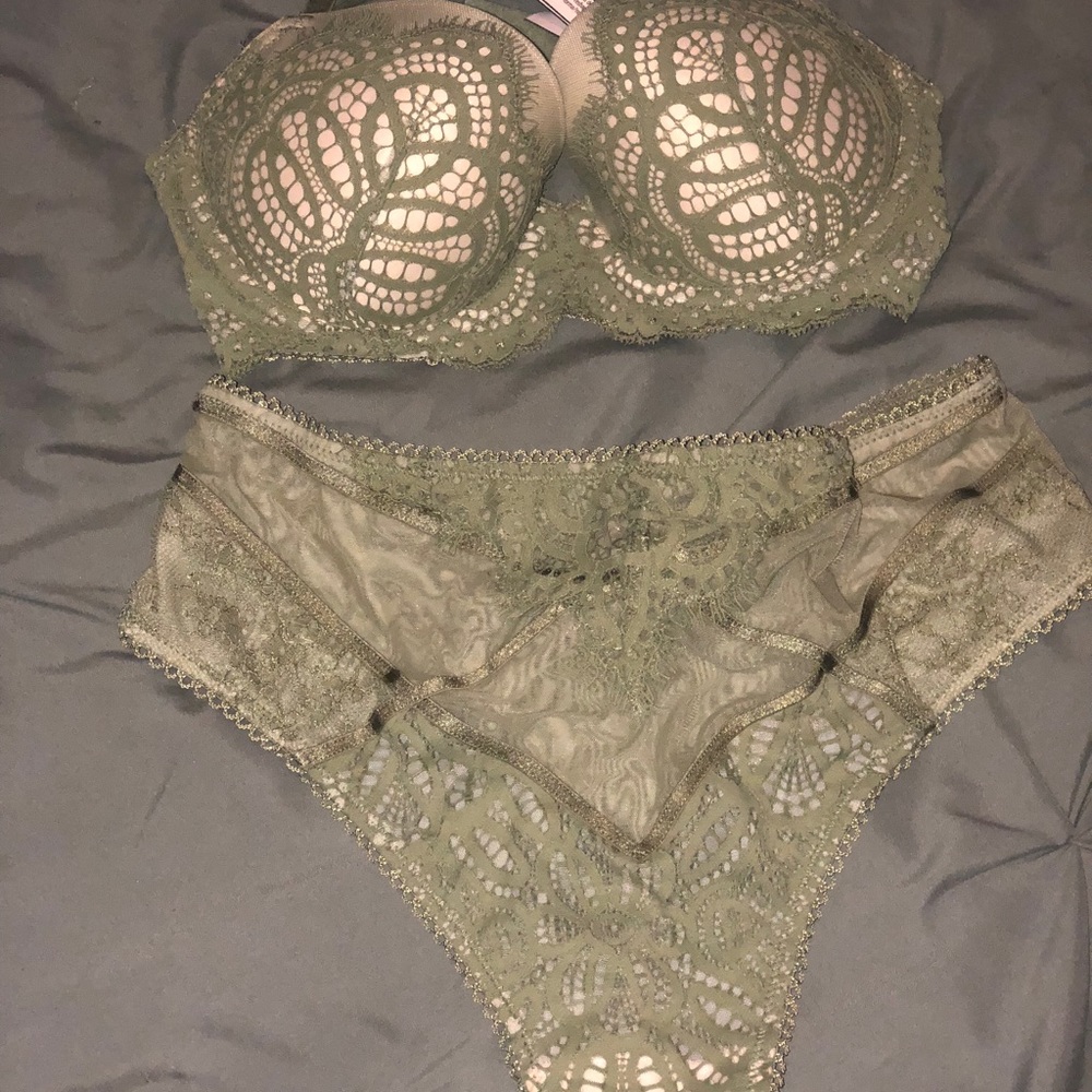 32 D Victoria’s Secret bra set